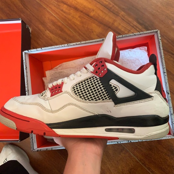 Jordan 4 Fire Red (2020) - Picture 2 of 11